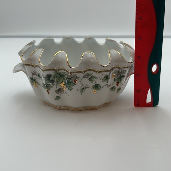 Burton and Burton Ruffled Grapevine Serving Dish - Picture 14 of 16